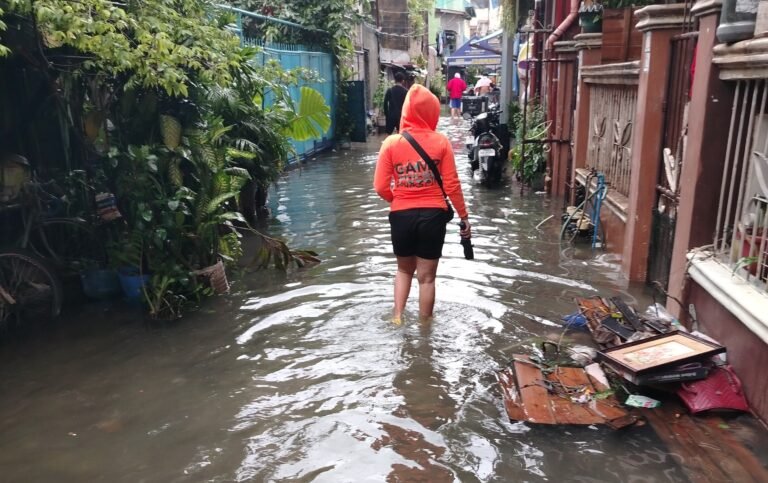 Floods Persist In Metro Manila